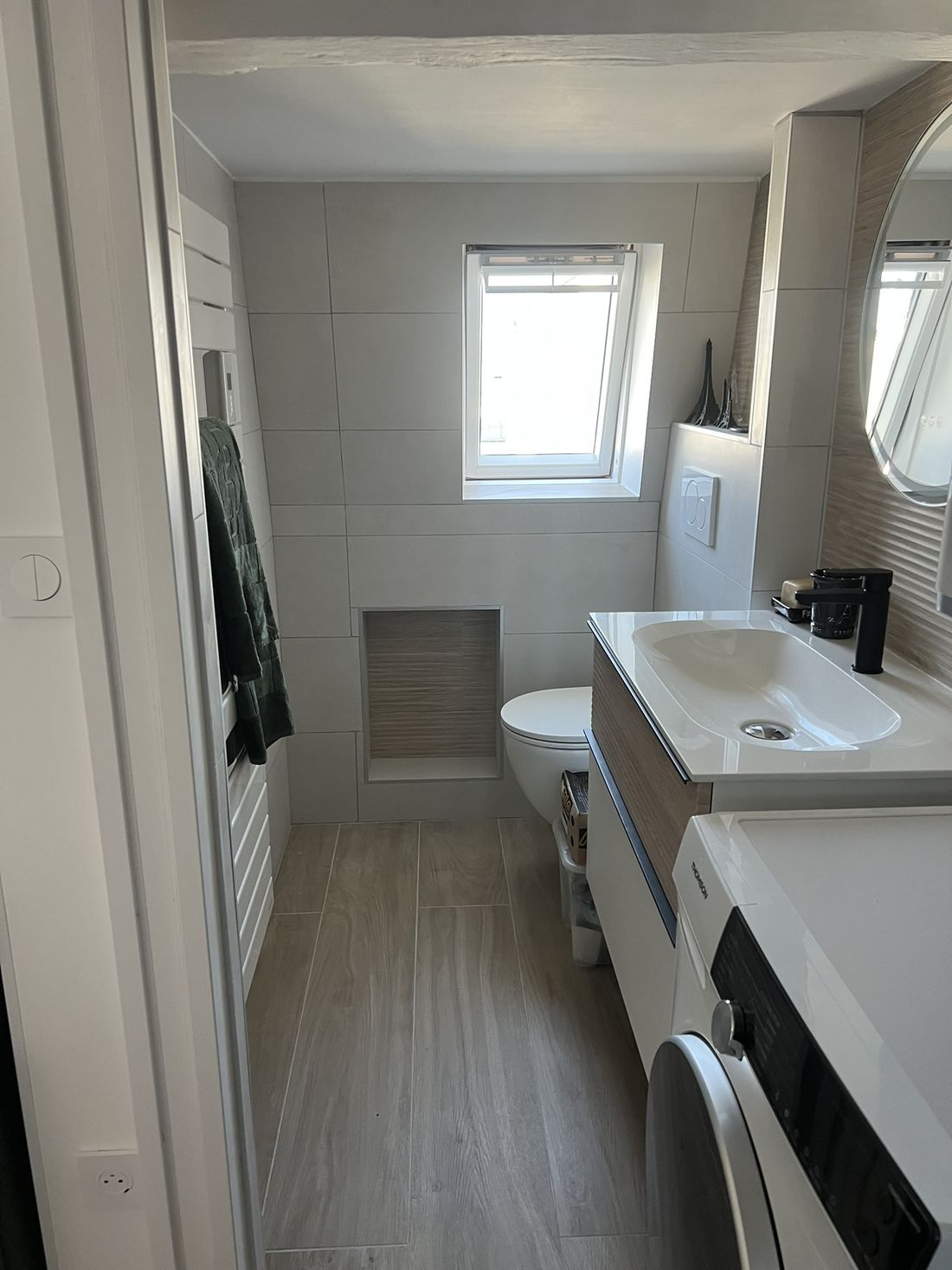 Après : sanitaires suspendus et rangements sur mesure