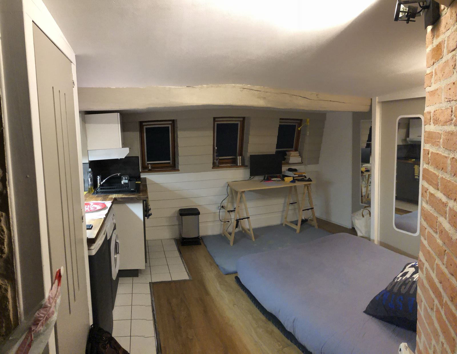 Avant rénovation : la même pièce sous les toits, brute et non isolée